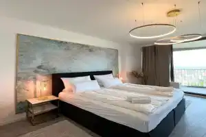 NEW I GREAT CITY VIEW I 32 FLOOR I BOXSPRINGBED and NETFLIX Apartments, Augsburg