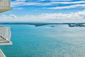 Brickell Apt with Bay Views, Pool, Free Parking Apartments, Miami