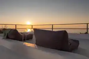 OUTOPOIA CAVE STUDIOS, Oia