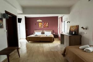 Skiathos Hills Studios, Skiathos Town