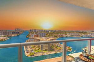 Infinite View with Balcony and Resort, Pool, Gym, Hollywood