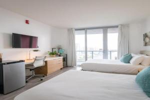 Spectacular View wBalcony Pool Mini-hotel, Hollywood