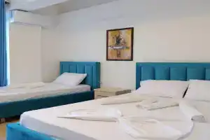 Mema Rooms, Himare