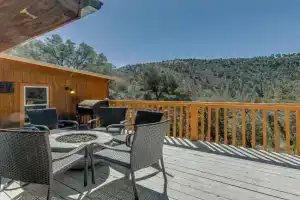 Ruidoso Cabin Rental with Hot Tub Walk to Main! Guest house, Ruidoso