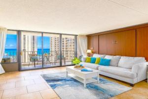 20FL Corner Unit with Stunning Ocean Views & Parking Apartments, Honolulu