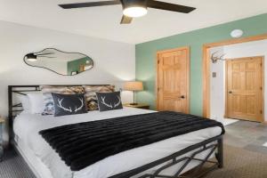 Riverfront, blocks to ski - Mtn Views, Hot Tub at Viking Lodge 217 condo, Telluride