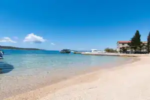 Apartments Delfin, Prvic Luka