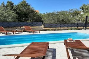 Apartment Isla with heated pool,center, near the beach, Oltre
