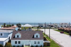 Ocean view, newly renovated home, central location, plenty of parkings Guest house, Galveston