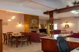 Aristotelis Apartment, Mesongi