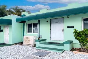 The Oasis Hotel, Hollywood