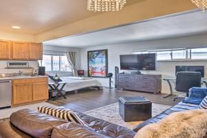 Newport Beach Vacation Rental - Short Walk to Pier Apartments, Newport Beach