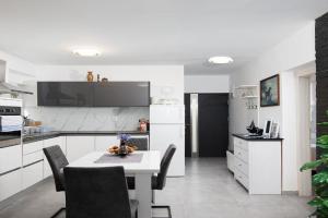 SEA VIEW apartment with FREE parking, Bagnole