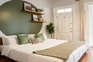 Remodeled Modern Home - private backyard & games! Guest house, Louisville
