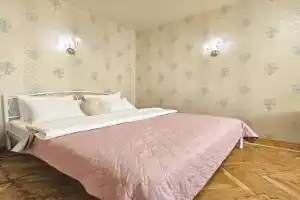 U tsentri 2 kimnatna bilya TsUMu z vlasnoyu zakritoyu parkovkoyu. Merezha Alex Apartments, Poltava