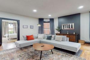 Stylish 2nd Floor Apartment with Pool Table Office Space near Churchill Downs, Louisville