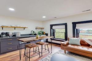 Stylish Top Floor 2 kings full bathroom with tub, Louisville
