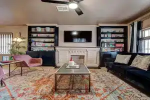 Boho Glam Bungalow mins away Western Ave Districts Guest house, Oklahoma City