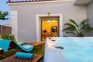 Casa Dionysia - New Lux 2Br with Jacuzzi near Beach, Maleme