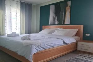 Ermar Apartment, Golem