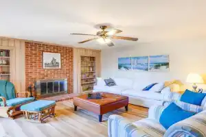 Kitty Hawk Vacation Rental 1 Mi to Beaches! Guest house, Kitty Hawk