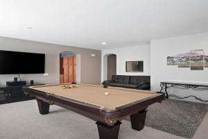 Walking distance to Coachella and Stagecoach with 4 bedrooms, Indio