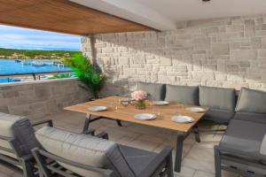 Seafront Villa Kupinica with heated Pool, Vinisce