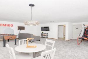 NEW Remodeled Townhome Close to Downtown Guest house, Fargo
