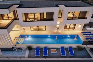 Luxury Villa Sagnia, 4 en-suite bedrooms, sea views, Makarska