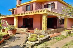 Lovely home 5 min walk to the beach, 3 bedrooms ample outdoor relax and WIFI, Flumini