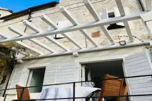 House called Happiness, Jelsa