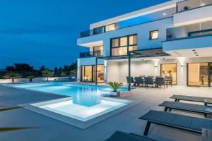 Villa Levant, Betina