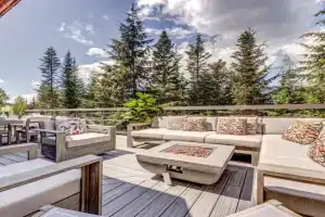 Pinnacle Ridge 05 - Ski In Ski Out, Private Hot Tub, Gas Fireplace, Whistler
