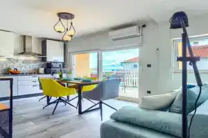 Uma - design apartment with big terrace, Kastel Stafilic