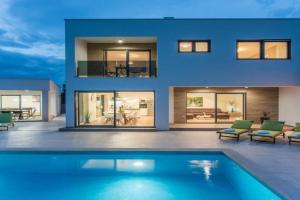 Modern Villa OL&JU for 9 persons in only 1.5 km from the beach with Pool Heating, Stignano di Pola