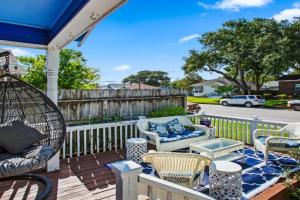 The Blue Oasis With Handicap Ramp Access Dog Friendly & Cowboy Pool Guest house, Galveston