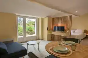 Studio confort à avec terrasse, proche transports, idéale pour couples et bébés. - FR-1-653-231, Angouleme