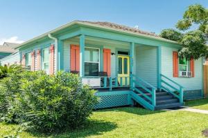 Casa Azul - 2 Blocks to Beach, Near Historic Strand, Private Yard!, Galveston