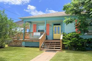 Casa Azul - 2 Blocks to Beach, Near Historic Strand, Private Yard!, Galveston