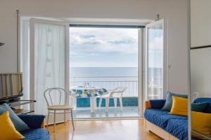 144 - Sunshine Suite 9, fronte e vista MARE, 100metri SPIAGGIA Apartments, Sanremo