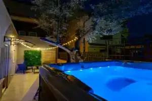 Studio Apartment Mare with private garden and jacuzzi, Pomer