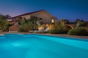 Villa Bravura, Milna