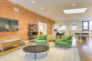 Downtown Getaway with Deck and Gas Grill! Apartments, Omaha