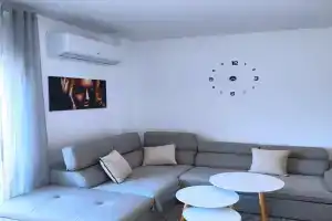 Sabi Apartment Qerret, Golem