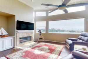 Lagoon Sunrise 205 Private condo near the beach with water views, soaking tub, grill - pool access Guest house, Carlsbad