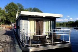 Plavuchaya Hausbot Hotel, Engels