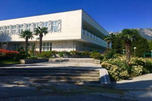 Uzbekistan Sanatorium, Yalta
