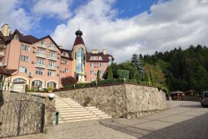 Tri Syna ta dochka Hotel, Skhodnitsa