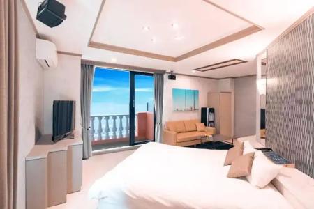 Luna Coast (Adult Only) - 1