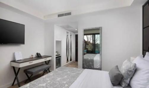 Ellure Luxury Suites - 20